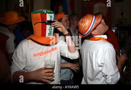 Tifosi olandesi celebrando Holland 1-0 della vittoria sulla Serbia Montenegro in Coppa del Mondo 2006, De orli Bar, Londra Foto Stock