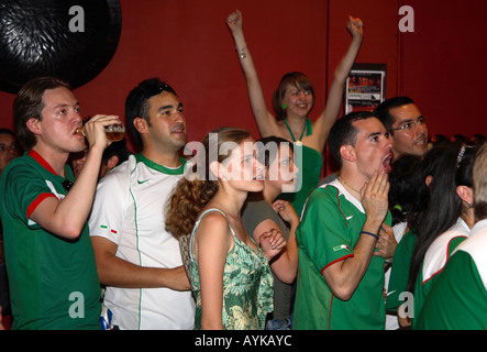 I fan del Messico celebrano un obiettivo durante la loro vittoria 3-1 vs Iran durante la Coppa del Mondo 2006 finali, Mestizo ristorante, Londra Foto Stock