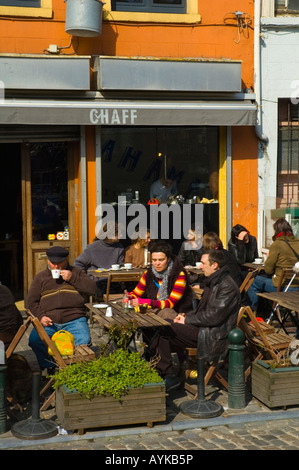 Cafe terrazza a Place du jeu de Balle Bruxelles Belgio Europa Foto Stock