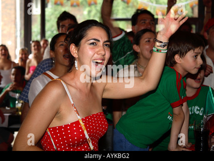 I fan del Messico celebrano un obiettivo durante la loro vittoria 3-1 vs Iran durante la Coppa del Mondo 2006 finali, Mestizo ristorante, Londra Foto Stock