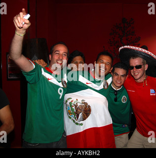 I fan del Messico celebrano la loro vittoria 3-1 vs Iran durante la Coppa del Mondo 2006 finali, Mestizo ristorante, Londra Foto Stock