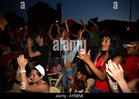 Ventole portoghese celebrando 2006 World Cup Finals 1-0 win vs Angola, Estrela Ristorante, Stockwell, Londra Foto Stock