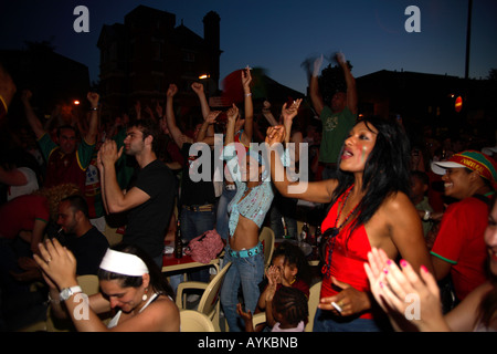 Ventole portoghese celebrando 2006 World Cup Finals 1-0 win vs Angola, Estrela Ristorante, Stockwell, Londra Foto Stock