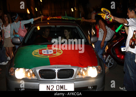 Il Portogallo ventole celebrare la vittoria di 1-0 vs Angola, 206 fase finale della Coppa del Mondo, Estrela Ristorante, Stockwell, Londra Foto Stock