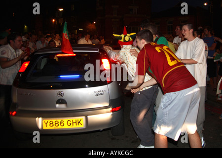 Il Portogallo ventole celebrare la vittoria di 1-0 vs Angola, 206 fase finale della Coppa del Mondo, Estrela Ristorante, Stockwell, Londra Foto Stock