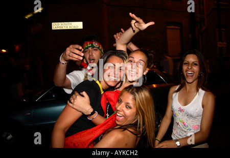 Il Portogallo ventole celebrare la vittoria di 1-0 vs Angola, 206 fase finale della Coppa del Mondo, Estrela Ristorante, Stockwell, Londra Foto Stock