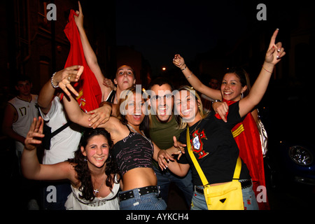 Il Portogallo ventole celebrare la vittoria di 1-0 vs Angola, 206 fase finale della Coppa del Mondo, Estrela Ristorante, Stockwell, Londra Foto Stock