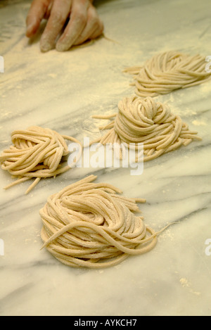 Spaghetti alla Chitarra montante verticale verticale Foto Stock