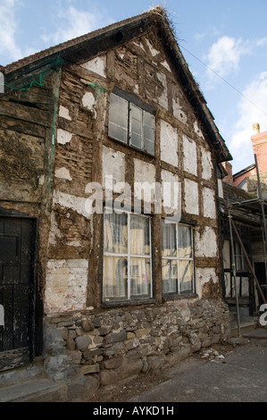 Ivy House - malandato semi derelitti graticcio casa del villaggio di Lyonshall vicino a Kington sull'inglese welsh border, REGNO UNITO Foto Stock