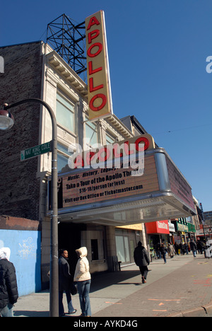 Famosa in tutto il mondo Apollo Theatre sul West 125th Street in Harlem in NYC Foto Stock