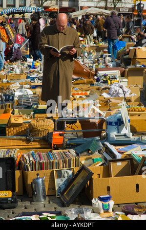 Mercato delle pulci a Place du jeu de Balle Bruxelles Belgio Europa Foto Stock