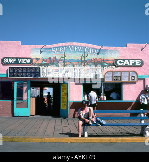 L'uomo tieing calzatura Vista Surf Cafe Santa Monica Pier Los Angeles California USA KATHY DEWITT Foto Stock