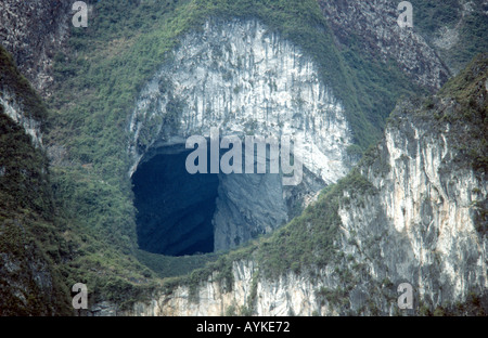 100m ampia entrata a Ma Wang Dong grotta del sistema cinese di Guangxi Foto Stock