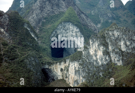 100m ampia entrata a Ma Wang Dong grotta del sistema cinese di Guangxi Foto Stock