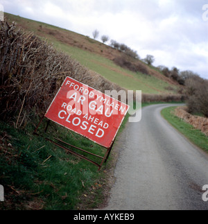 Lingua gallese bilingue strada chiusa nel segno Carmarthenshire Dyfed Regno Unito Galles KATHY DEWITT Foto Stock