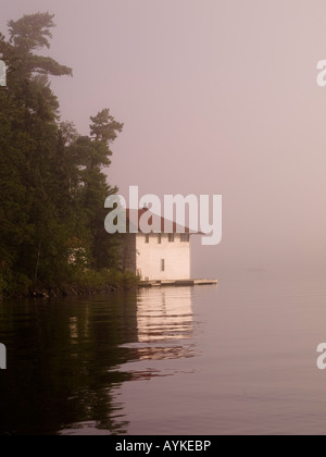 Il lago dei boschi, Ontario, Canada, Cottage accanto a un lago Foto Stock