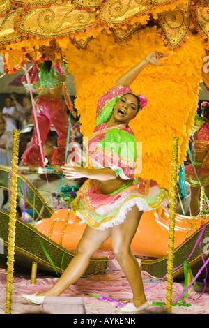 Il famoso carnevale sfilano al Sambodromo di Rio de Janeiro in Brasile Foto Stock