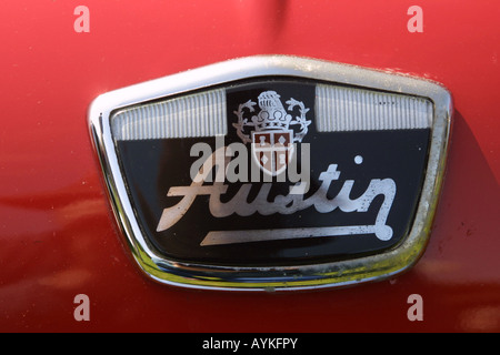 Austin auto badge, orizzontale . Rosso e logo cromato piastra Foto Stock