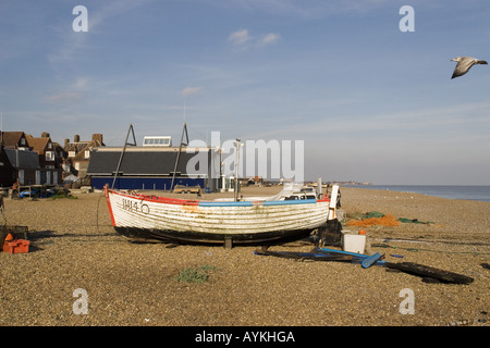 Spiaggia di Aldeburgh guardando verso la scialuppa di salvataggio la costruzione di barche da pesca e net sulla spiaggia ghiaiosa Foto Stock