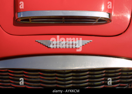 Rosso / chrome Austin Healey auto griglia anteriore e chrome badge auto, orizzontale . Nero e griglia cromata Foto Stock