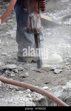 Close up di aria compressa jack hammer essendo utilizzato per rompere il cemento Foto Stock