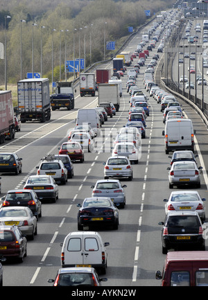 Il traffico pesante sulla autostrada M6,NORTHBOUND vicino svincolo 12,CANNOCK, STAFFORDSHIRE, Regno Unito. Foto Stock