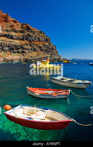 Colorate barche da pesca nella baia di Ammoudi vicino a Oia Thira sull'isola greca di Santorini Grecia Foto Stock