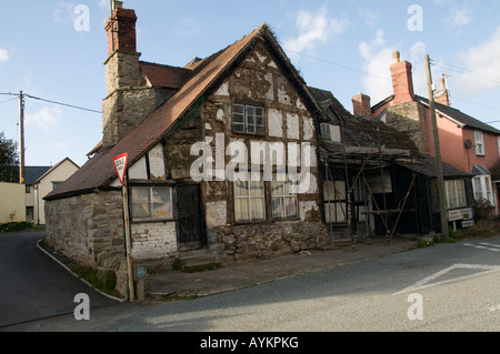 Ivy House una corsa verso il basso semi derelitti Grade II 2 edifici graticcio casa nel villaggio di Lyonshall Herefordshire Foto Stock