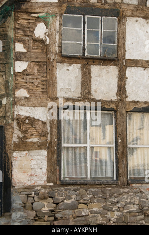 Ivy House una corsa verso il basso semi derelitti graticcio casa del villaggio di Lyonshall vicino a Kington sul welsh border inglese Foto Stock