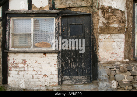 Ivy House una corsa verso il basso semi derelitti graticcio casa del villaggio di Lyonshall vicino a Kington sul welsh border inglese Foto Stock