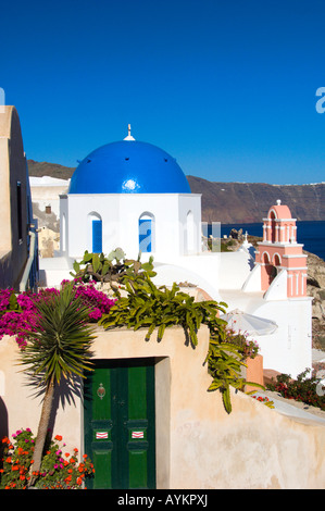 Blu tipica delle chiese a cupola sulle pendici della caldera di Oia sull'isola greca di Santorini Grecia Foto Stock