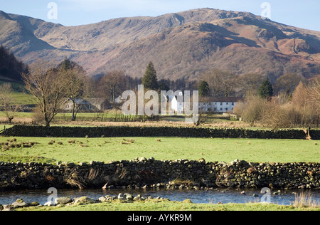 Alta montagna Scawdel fells secco muro di pietra di brina sui fondovalle e campi nei pressi Rosthwaite Borrowdale Foto Stock
