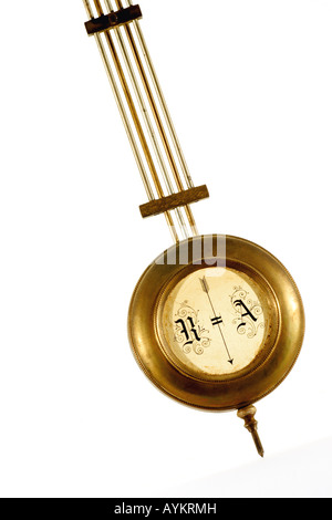 Pendolo del vecchio orologio su sfondo bianco Foto Stock