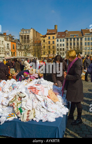 Mercato delle pulci a Place du jeu de Balle Bruxelles Belgio Europa Foto Stock