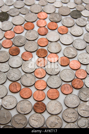 Il segno del dollaro formata da noi cent circondato da quarti e nickels, limitata profondità di messa a fuoco Foto Stock