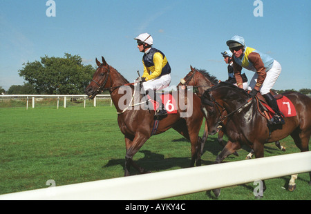Fantini al trotto start di gara a Epsom Racecourse Foto Stock