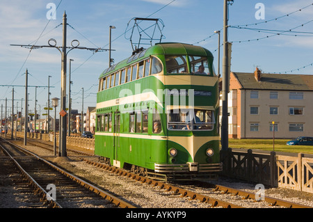 Double Decker palloncino tram risalente agli anni Trenta del Novecento a Blackpool Foto Stock