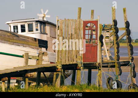 Yacht posti barca a bassa marea a sul fiume Wyre Lancashire Foto Stock
