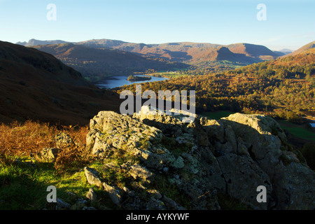 Vista dalla rupe di pecora su Loughrigg cadde verso Grasmere con The Langdale Pikes alto sollevamento e timone roccioso tra il fells visibile Foto Stock