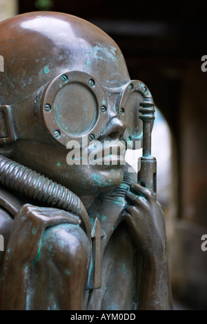Una statua di bronzo al di fuori dell'H.R. Giger museo nella città medievale di Gruyeres, cantone di Fribourg, Svizzera Foto Stock