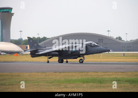 Harrier GR7 rullaggio dopo lo sbarco Foto Stock