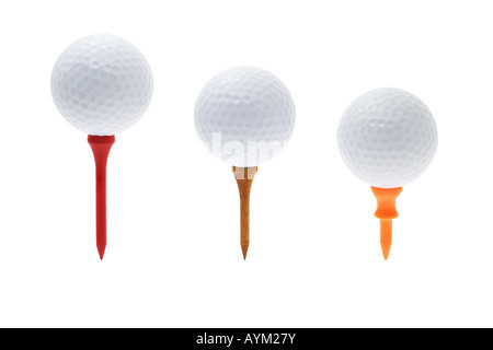 Palline da golf su diversi tees isolati su sfondo bianco Foto Stock