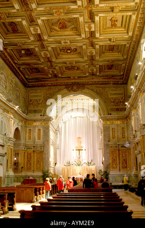 Splendidamente scolpito e allestita interno della Basilica di San Nicola Chiesa,chiesa,a Tolentino,Le Marche,Italia Foto Stock