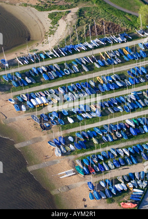 Vista aerea di derive con i coperchi di colore blu. Mudeford beach. Christchurch. Il Dorset. Regno Unito. Foto Stock