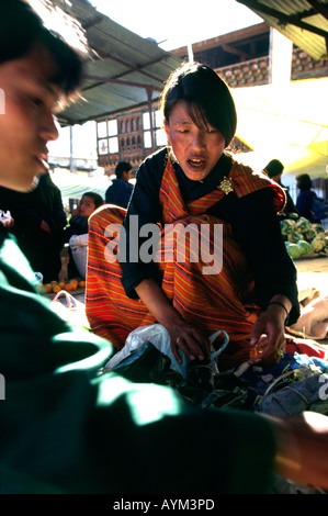 Il Bhutan Thimpu mercato del weekend venditore di formaggio Foto Stock