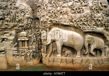 India Tamil Nadu Mahabalipuram Anjunas penitenza con bambino tra scultura Foto Stock