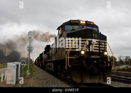 Norfolk Ferrovia Meridionale locomotiva diesel tirando il trasporto merci Foto Stock