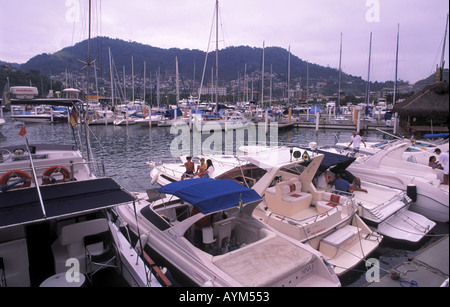 La marina e porto di yacht in Angra dos Reis in stato di Rio de Janeiro La città è in background Foto Stock