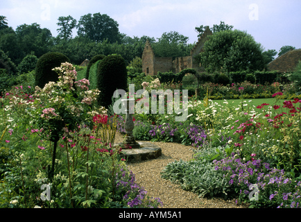 Chenies Manor garden Buckinghamshire England Regno Unito Foto Stock