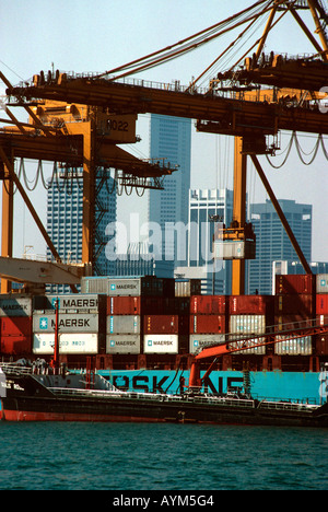 Porto di Singapore deposito di container Crane nave di scarico Foto Stock